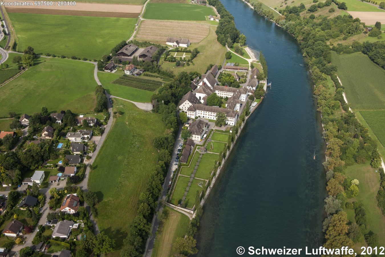St. Katharinental, Blick Rhein-abwärts. Links im Bild: Häuser in West-Diessenhofen.